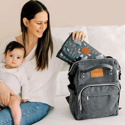 bebe sur genoux maman sac à dos à langer gris