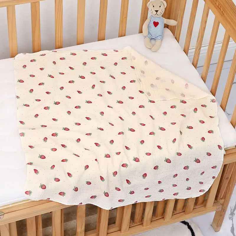 couverture bébé polyvalente motif fraises