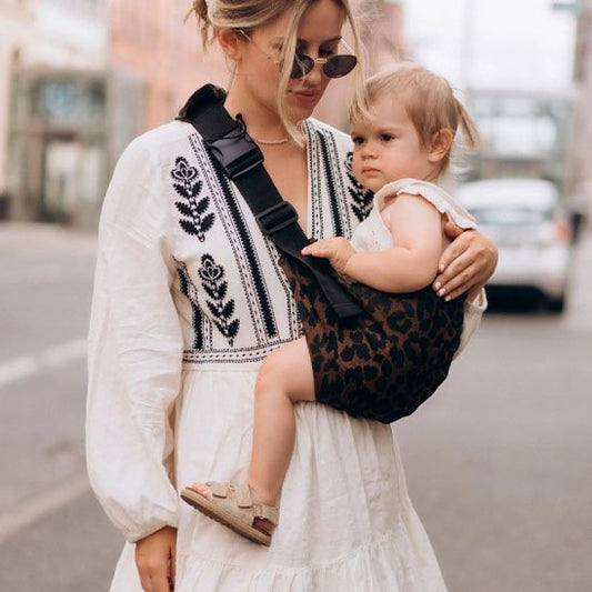 maman porte petite fille avec porte bebe leopard
