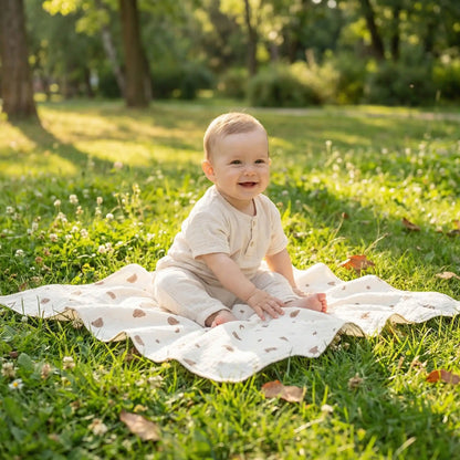 bébé assis sur couverture bébé