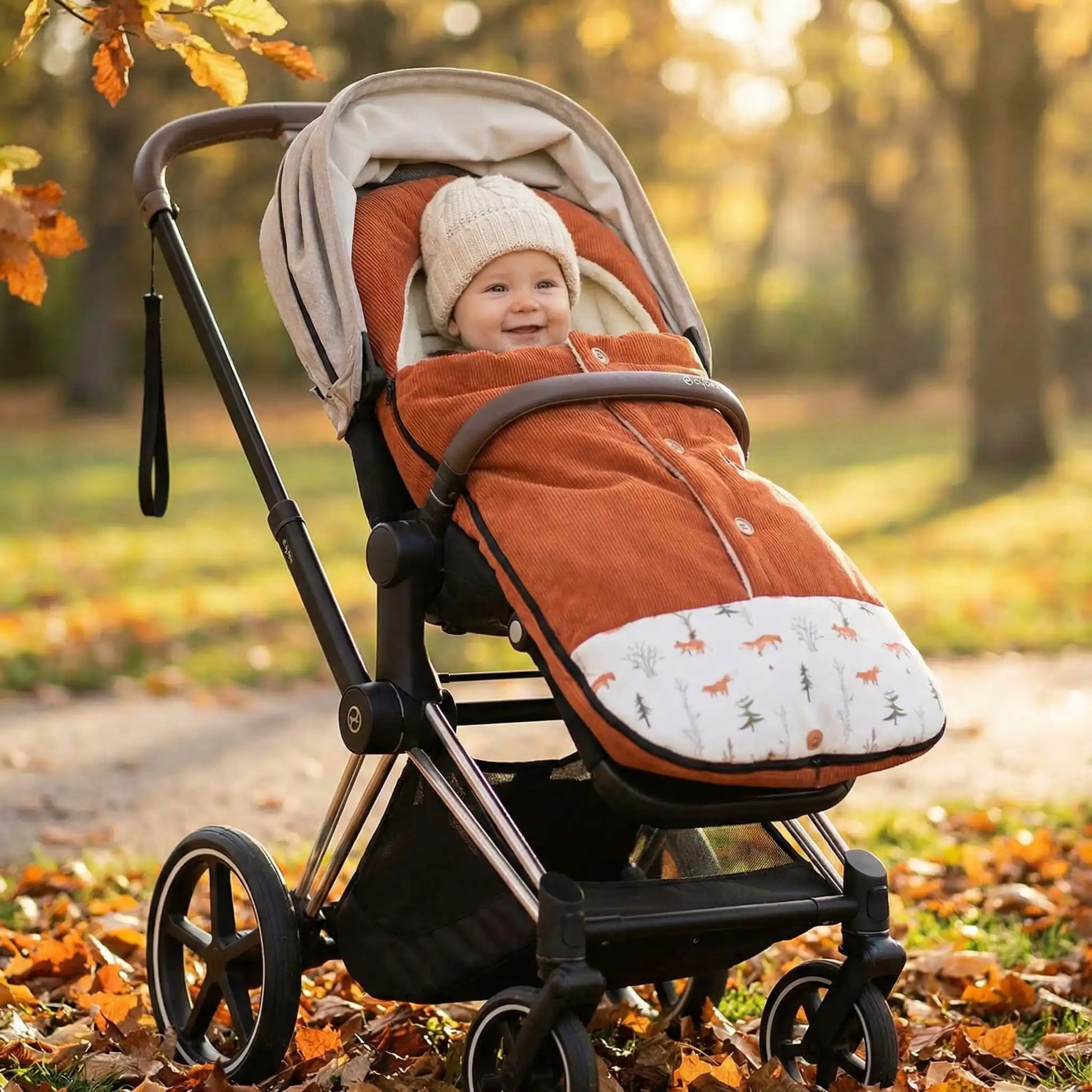 bébé dans poussette nid d'ange bebe confort velours doux ajustable