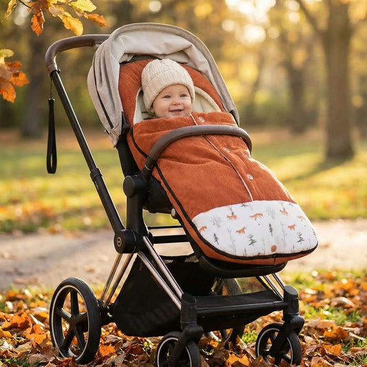 bébé dans poussette nid d'ange bebe confort velours doux ajustable