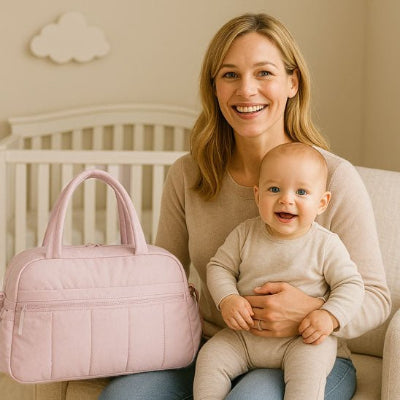bebe genoux maman souriants sac a langer rose
