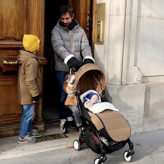 famille en sortie avec Chanceliere bebe chaude