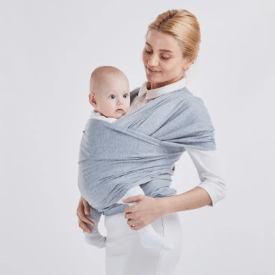 jeune maman avec bebe dans écharpe de portage bébé bleue