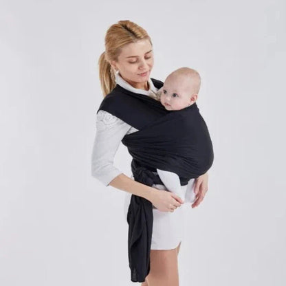 jeune maman avec bebe dans écharpe de portage bébé