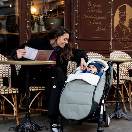 maman au cafe avec bebe dans Chanceliere bebe ultra confortable