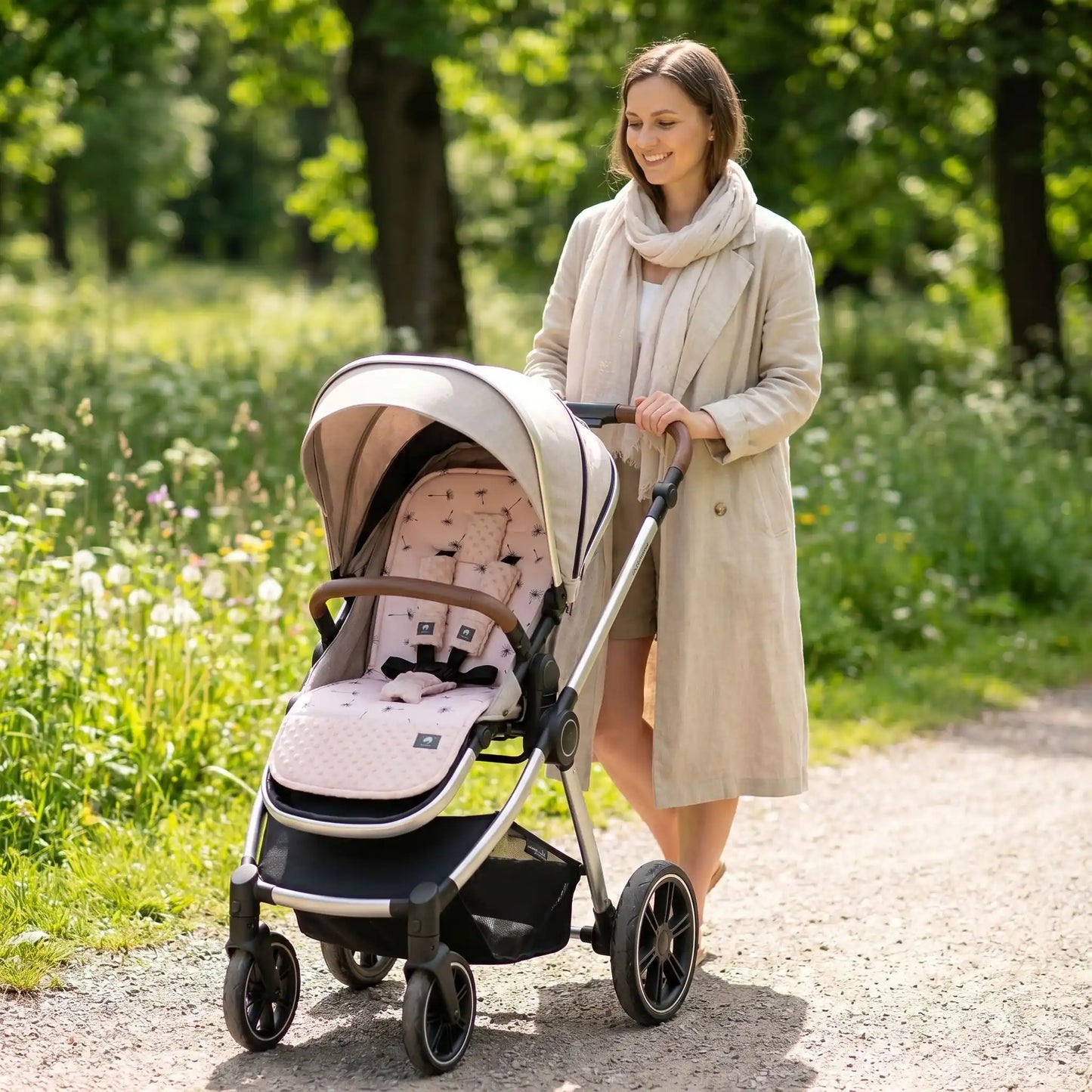 maman avec poussette et son matelas pour poussette