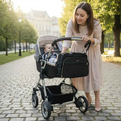 maman balade bebe avec sac a langer chic élégant