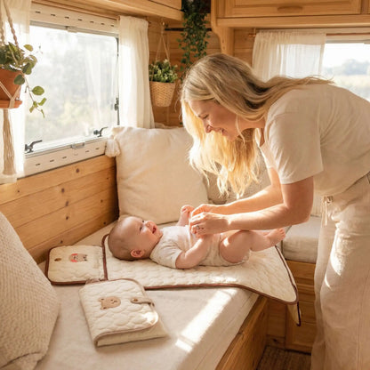 maman change bébé avec Matelas à langer nomades pliable compact 