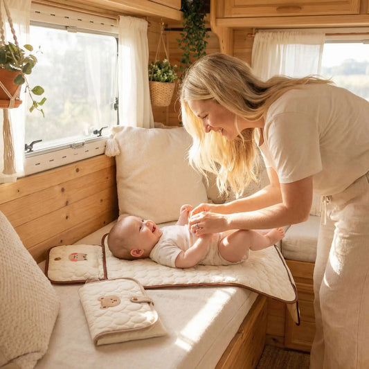maman change bébé avec Matelas à langer nomades pliable compact 