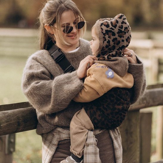 maman porte enfant avec porte bebe leopard