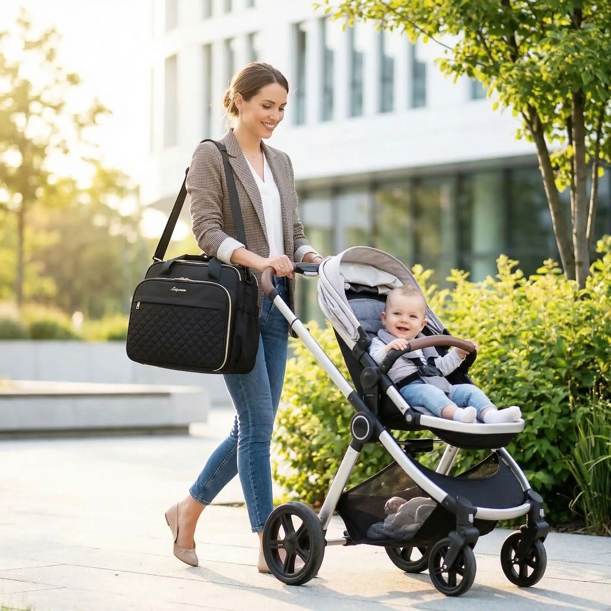maman promène bébé avec sac a langer chic 