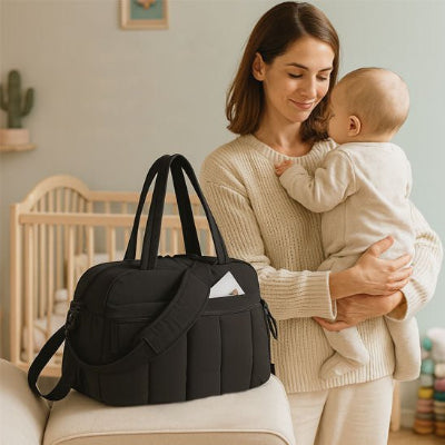 bebe bras maman se regardant avec sac a langer noir