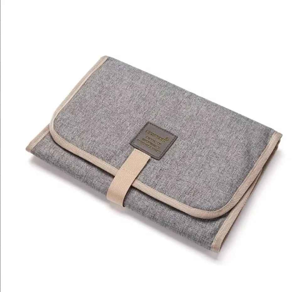 matelas à langer portable imperméable compact gris clair 