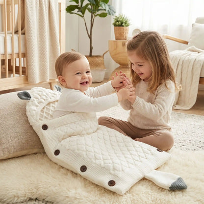 bebe joue dans nid d ange bebe doux et confortable